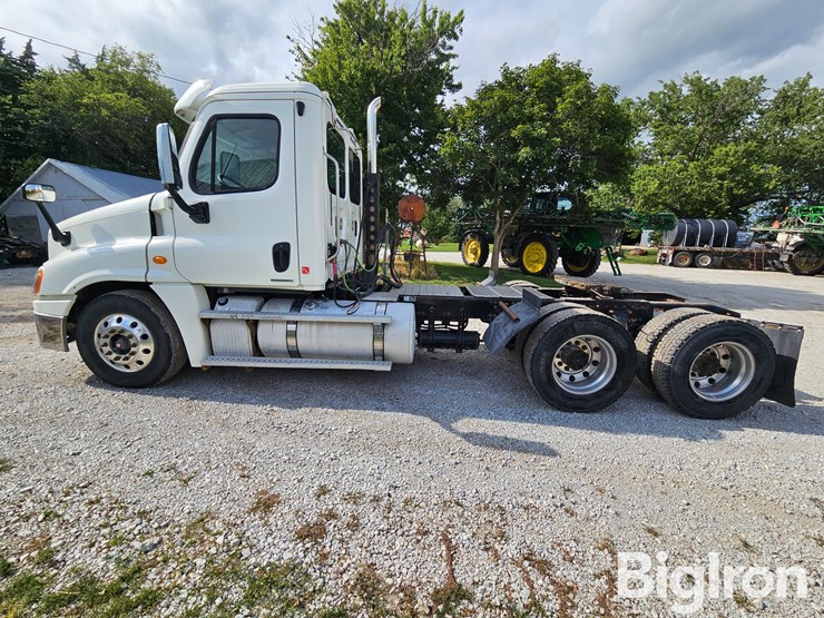 2012-freightliner-cascadia-125-image-8