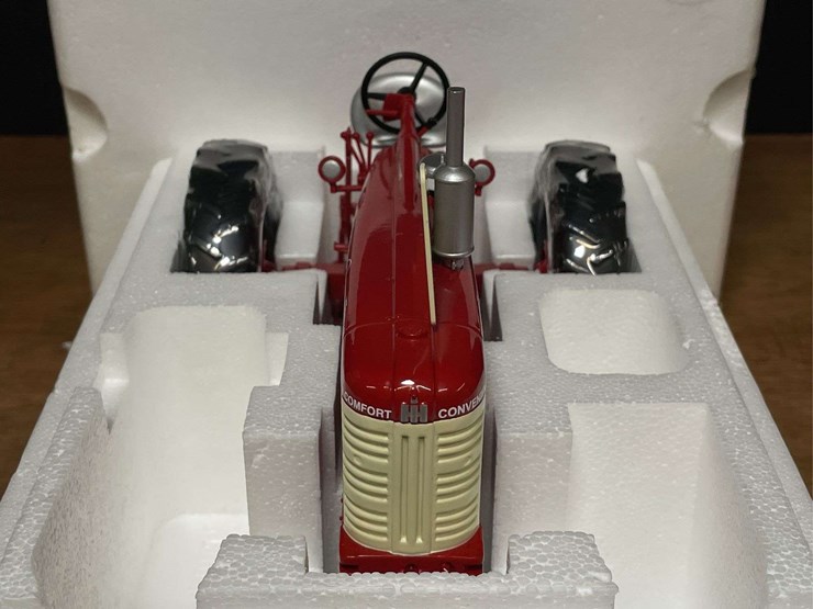 1/16-farmall-450-brass-tacks-demonstrator-2002-lafayette-nib-sc-image-3