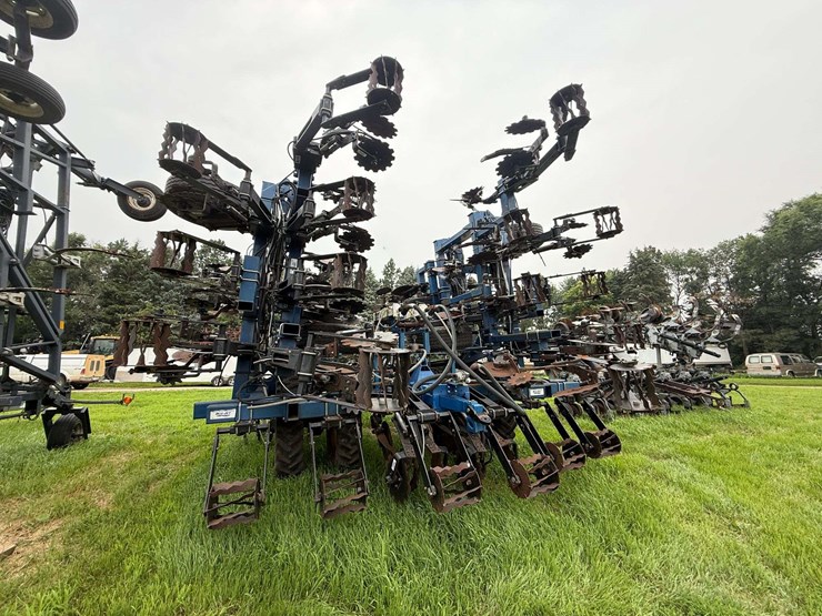 blu-jet-strip-till-machine,-set-up-for-liquid-fertilizer-and-anhydrous,-24-row-30”,-(60’-wide),-320/-image-9