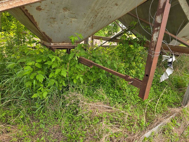 (2)-lowry-30-ton-bulk-bins,-loading-is-available-image-7
