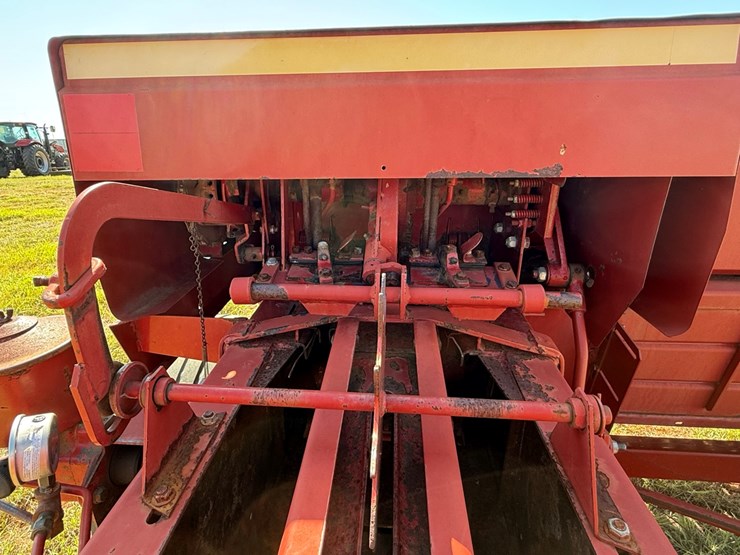 new-holland-326-image-11