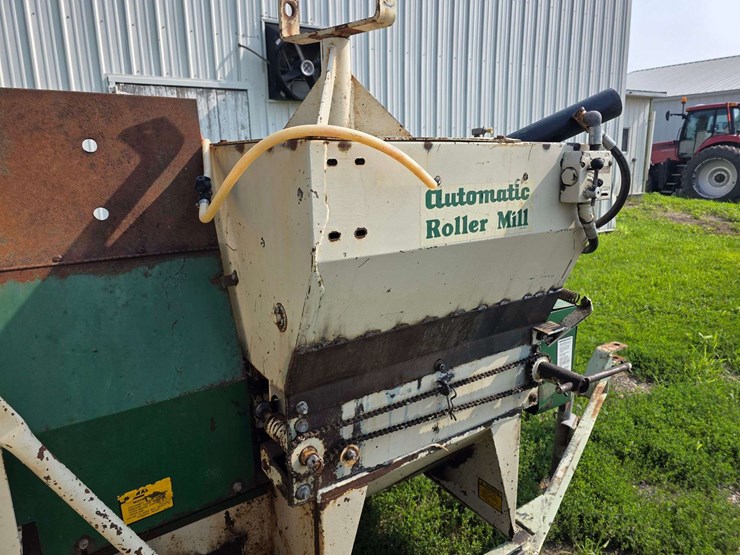 automatic-silage-blower,-set-up-for-high-moisture-corn,-set-up-with-automatic-roller-mill-image-25