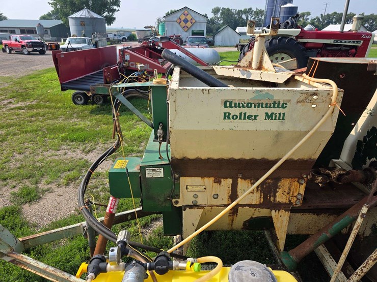 automatic-silage-blower,-set-up-for-high-moisture-corn,-set-up-with-automatic-roller-mill-image-8