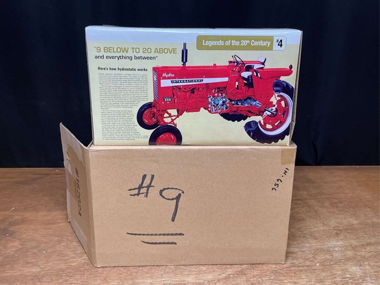 1/16-farmall-656-hydro-2011-ttt-nib-ertl-image-12