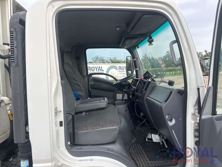 2021-isuzu-nrr-image-35