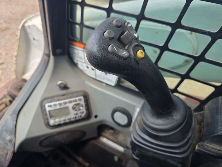 2013-bobcat-t750-image-36