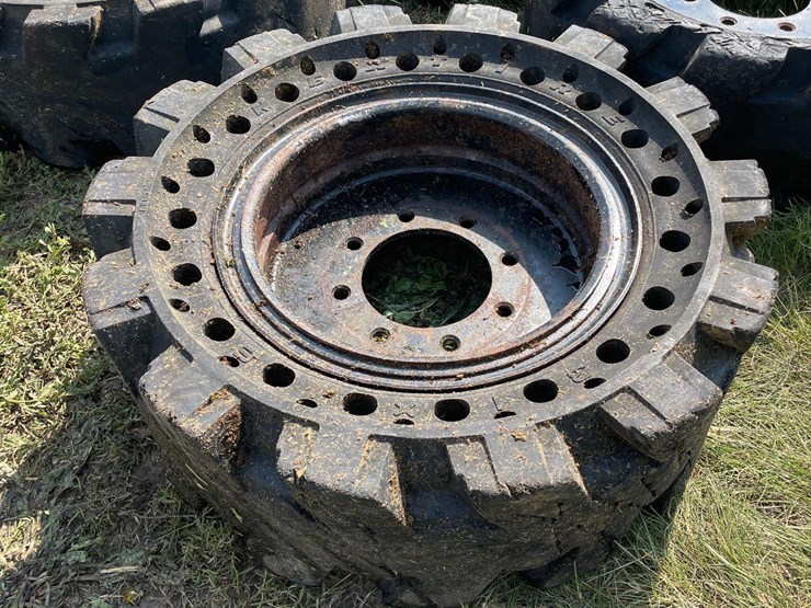 4-solid-rubber-used-skidloader-tires-image-3