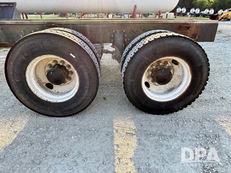 1993-peterbilt-377-image-32