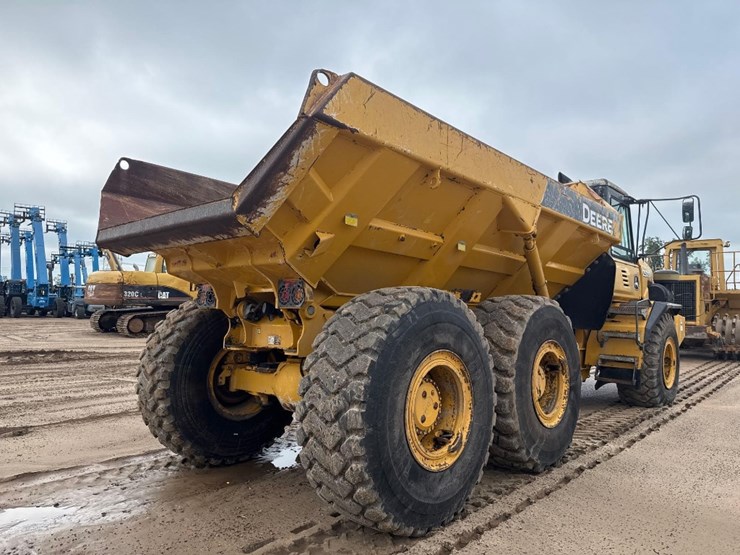 2014-deere-250d-image-6