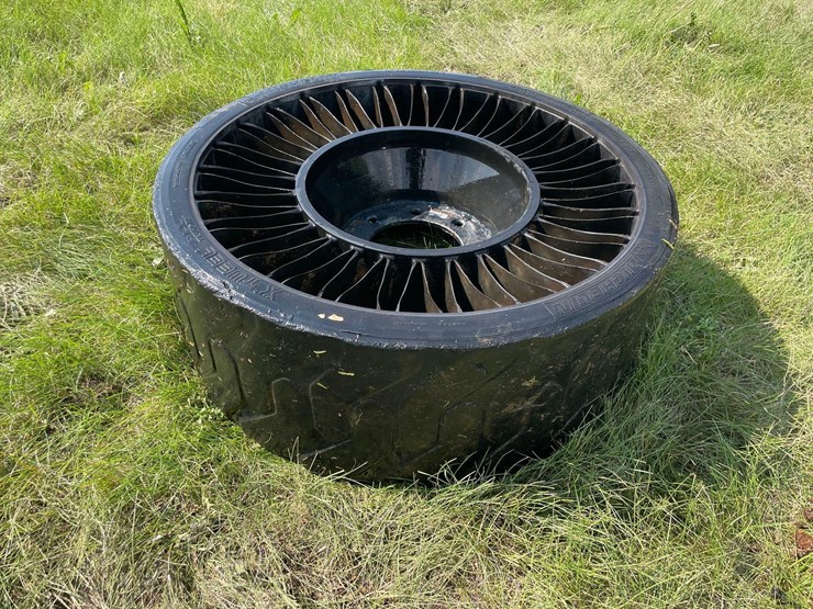 1-michelin-airless-skidloader-tire-image-1