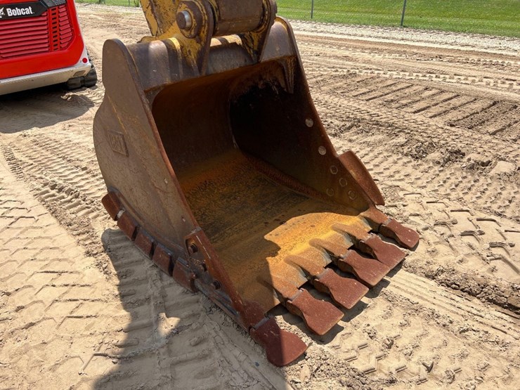 caterpillar-325fl-image-21