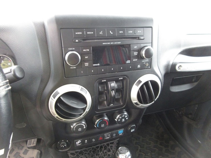 2017-jeep-wrangler-unlimited-sahara-image-10