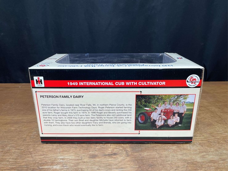 1/16-farmall-cub-w/cultivators-2010-wisconsin-nib-sc-image-5