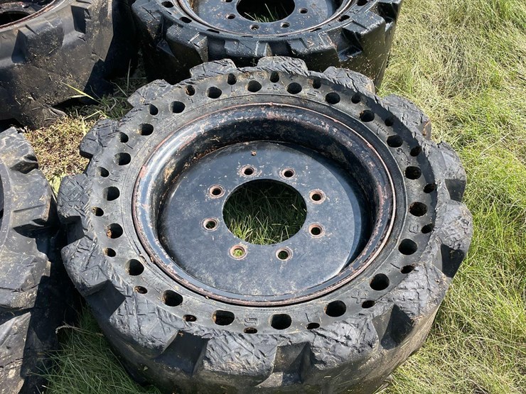 4-solid-rubber-used-skidloader-tires-image-5
