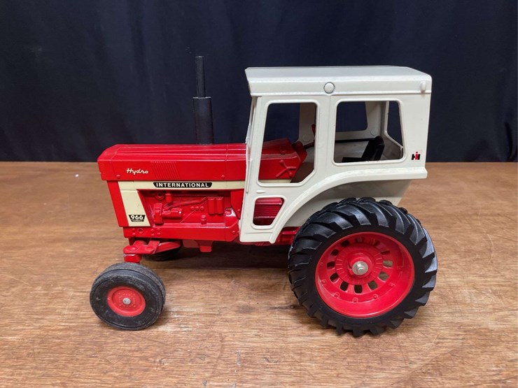 1/16-ih-966-ertl-image-2