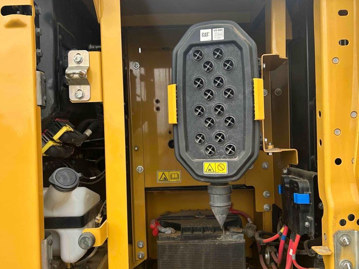 2018-caterpillar-320gc-image-22