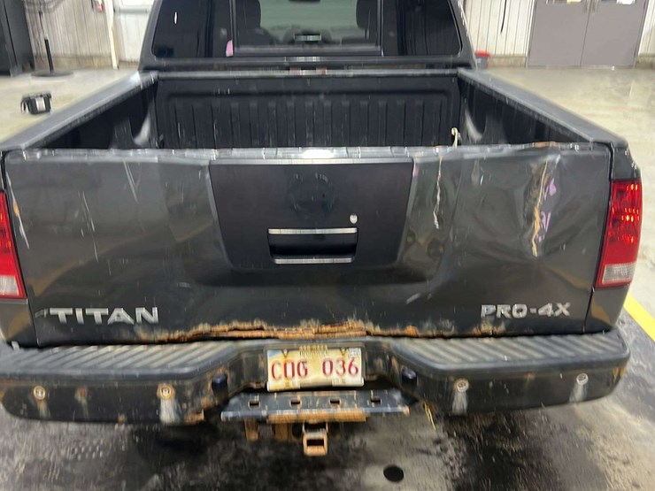 2011-nissan-titan-image-21