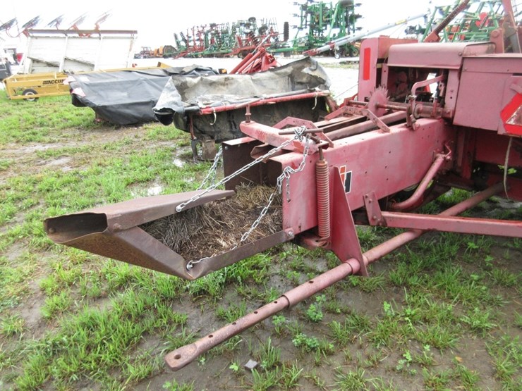 ih-445-square-baler-image-4
