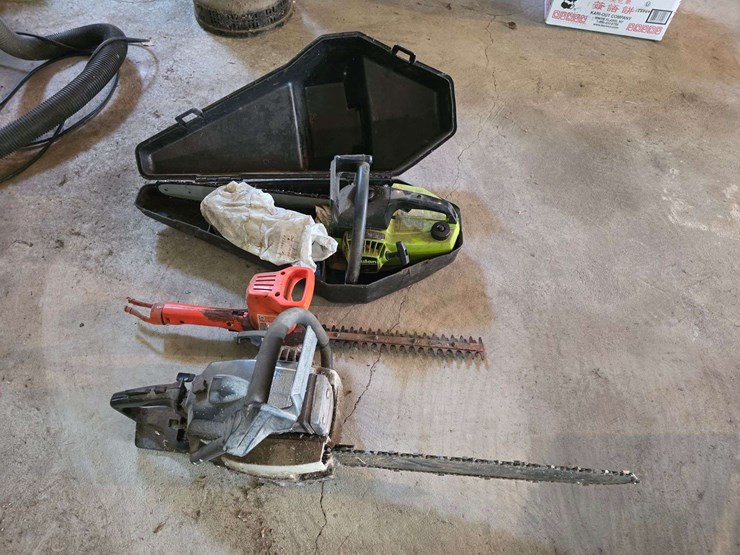 (2)-chainsaws-and-hedge-trimmer,-unknown-working-condition,-buying-all-for-one-money-image-4
