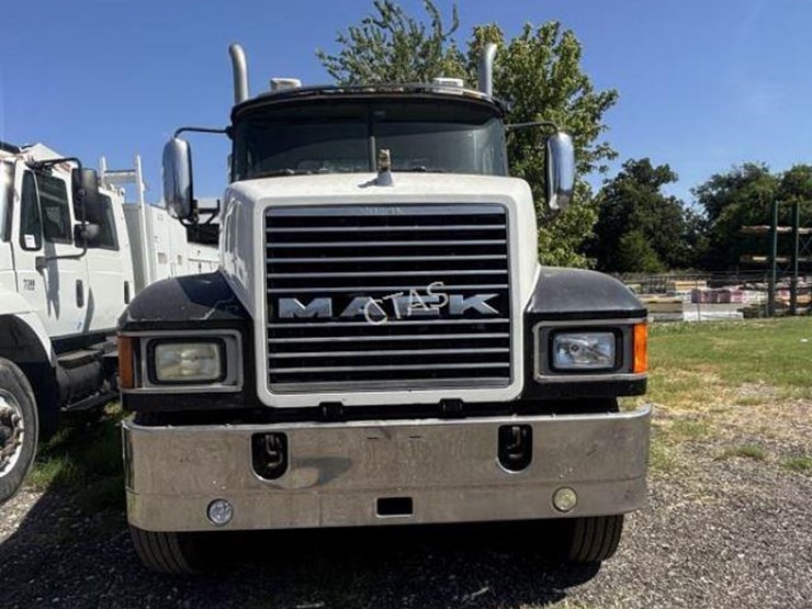 #300-•-2006-mack-cl733-triple-axle-semi-truck-image-2