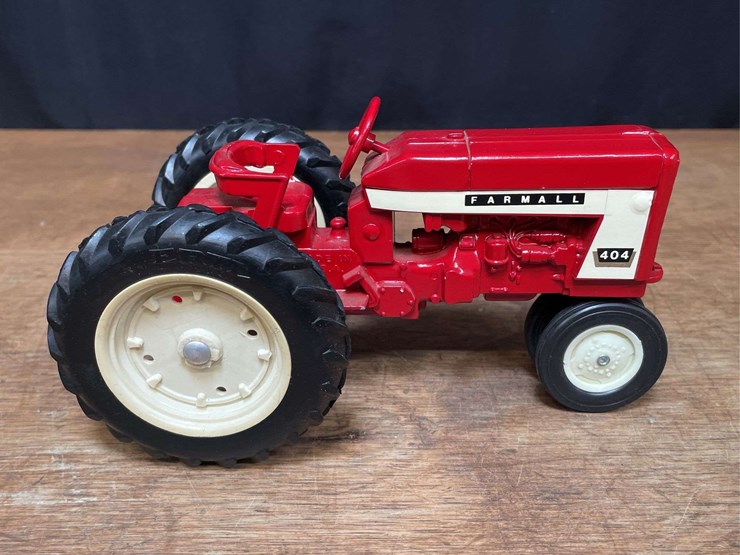 1/16-farmall-404-ertl-image-8