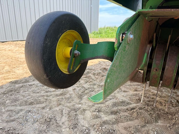 2006-john-deere-567-image-13