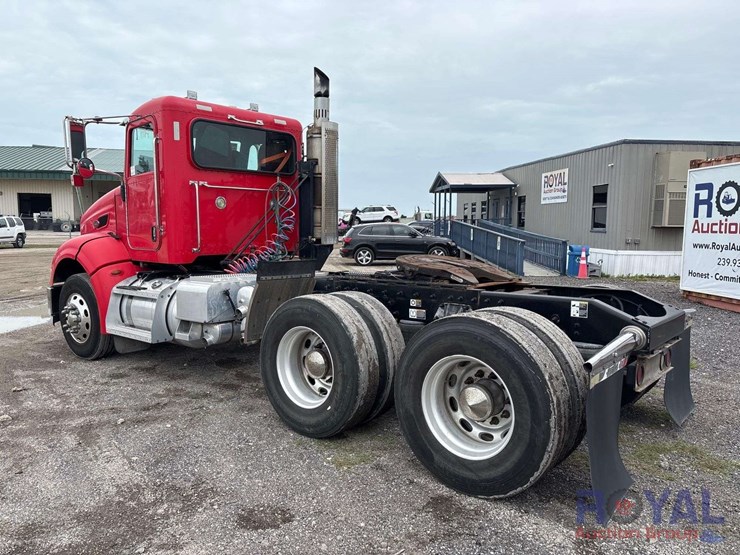2009-peterbilt-384-image-4