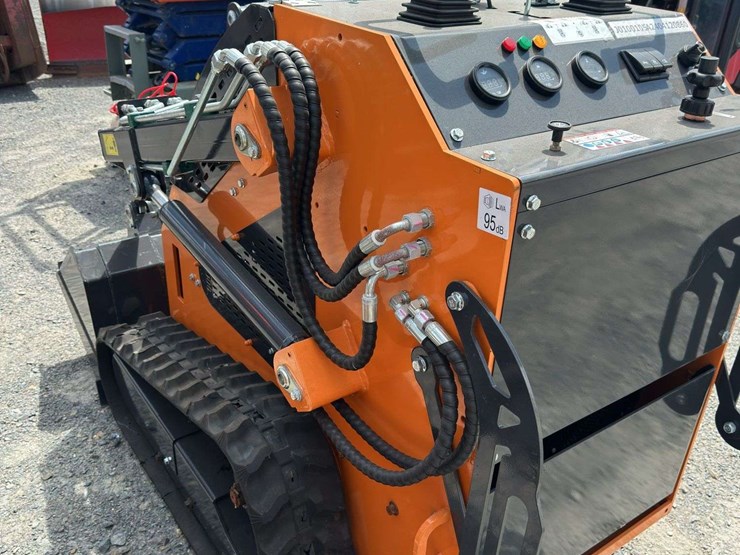 landhero-mini-skid-steer-loader-image-4
