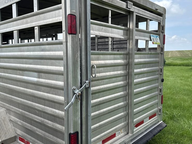 2012-featherlite-7ft-x-24ft-aluminum-gooseneck-livestock-trailer-image-22