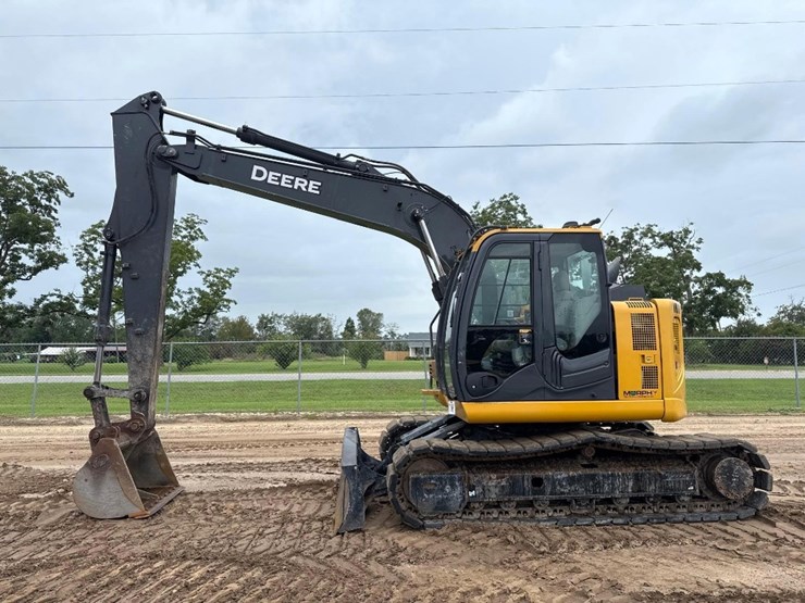 2023-deere-135g-image-1