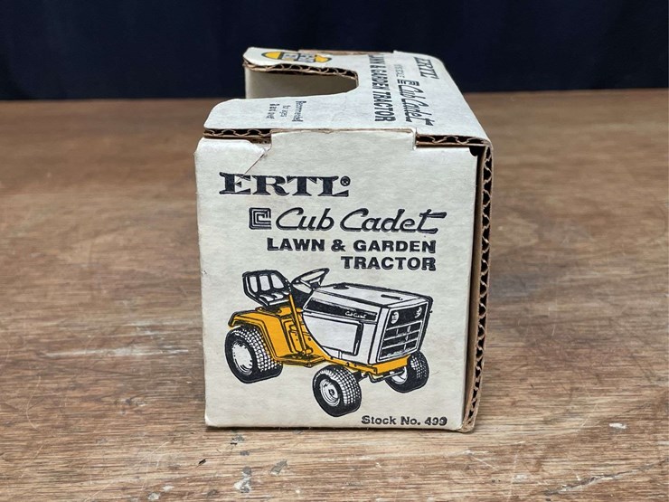 1/16-ih-cub-cadet-l&g-nib-ertl-image-3