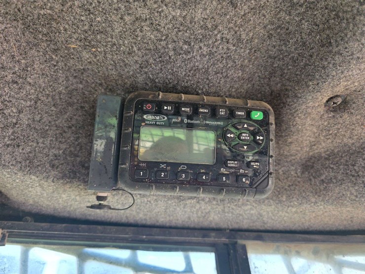 2019-gehl-v270-image-41