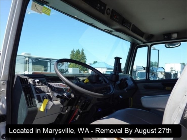 2003-freightliner-fl70-image-17