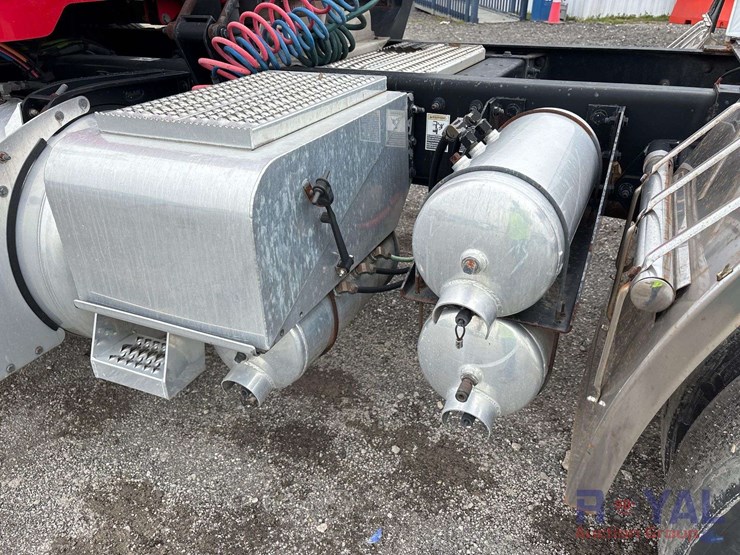 2009-peterbilt-384-image-40