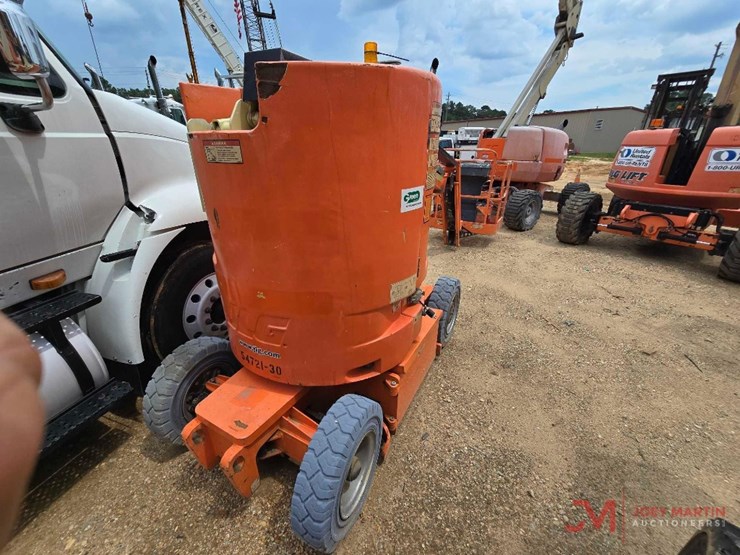 2012-jlg-e300ajp-image-1