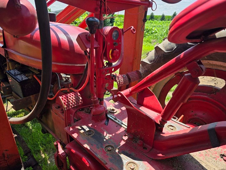 farmall-h-with-dual-loader,-wide-front,-6.00-16-fronts,-13.6-38-rears,-540-pto-with-loader-pump,-whe-image-15