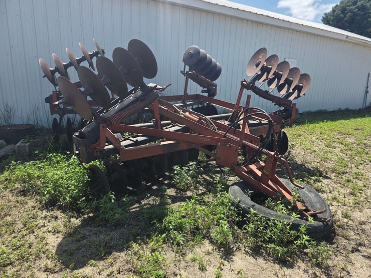 ih-470-tandem-disk,-manual-fold-wings,-9.5l-14-tires-on-6-bolt-rims,-hydraulic-lift,-rear-hitch,-dis-image-2