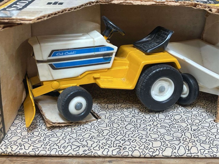 1/16-ih-cub-cadat-1650-l&g-set-nib-ertl-image-2