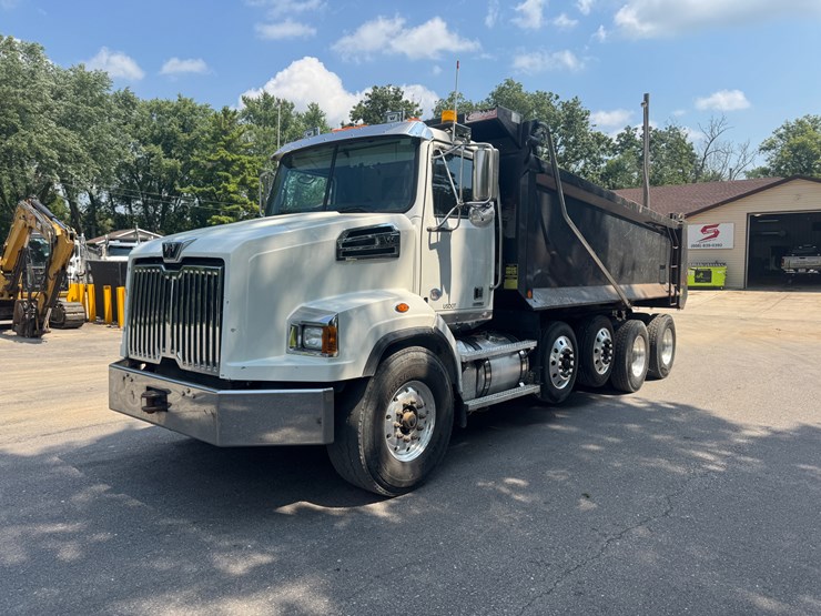 2018-western-star-4700sb-image-1