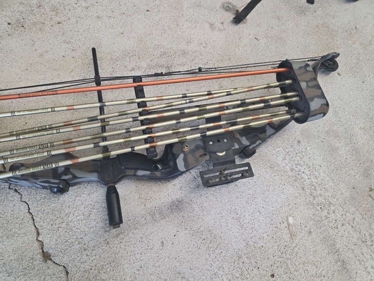 compound-bow-with-7-arrows-and-quiver,-pearson-renegade-brand,-45lb-pull-image-3
