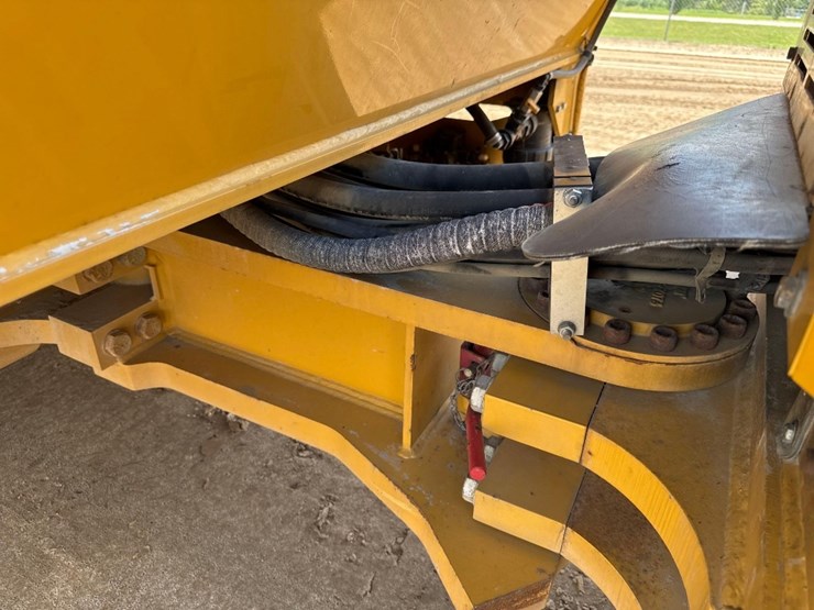 2014-caterpillar-cb54-image-14