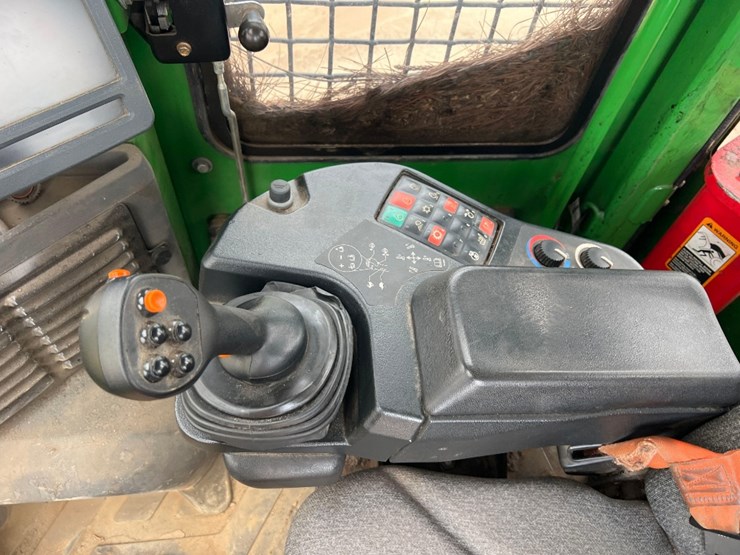 2019-deere-843l-image-31