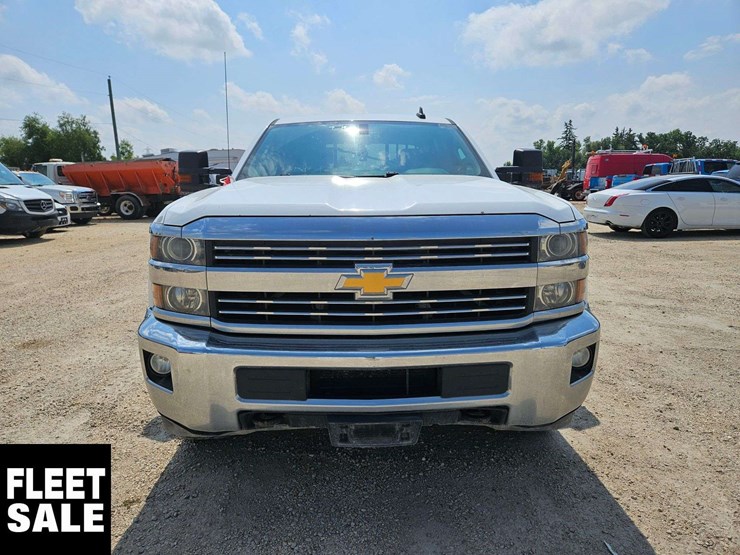 2015-chevrolet-silverado-3500hd-image-12