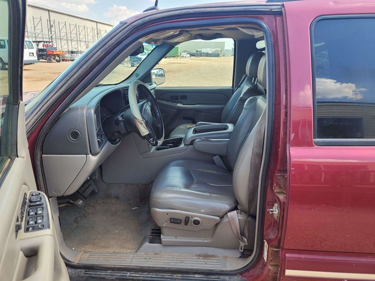 2004-chevrolet-tahoe-image-9