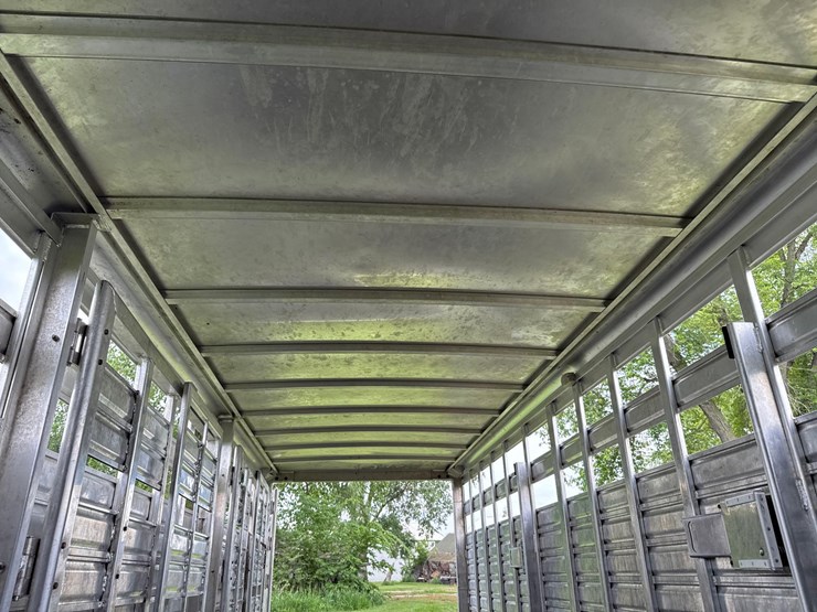 2012-featherlite-7ft-x-24ft-aluminum-gooseneck-livestock-trailer-image-39