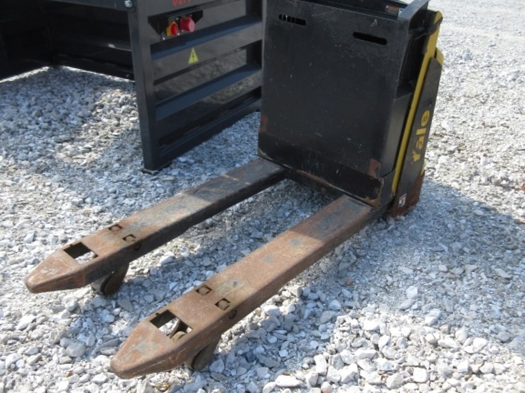 yale-electric-pallet-jack-image-3