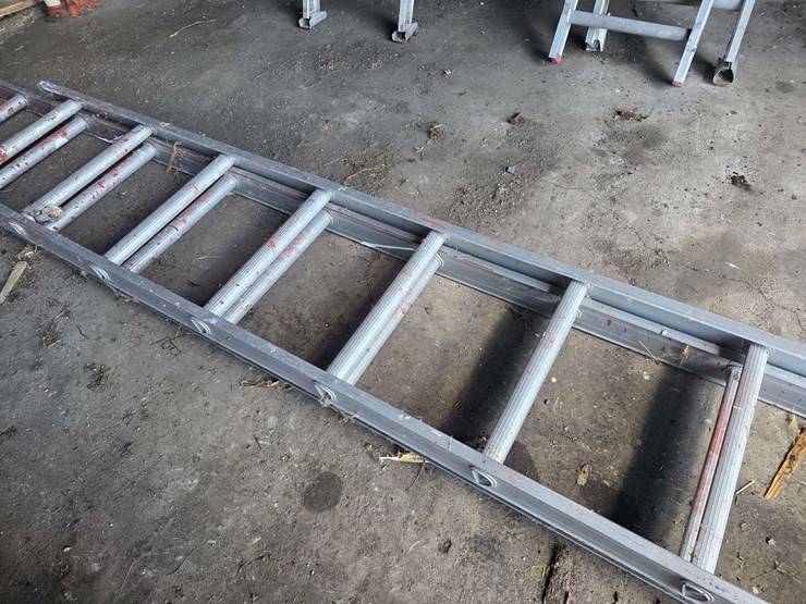 approx-32’-aluminum-step-ladder-image-5