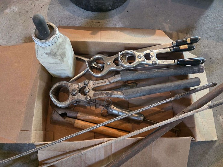 lot-of-misc-cattle-items-image-2