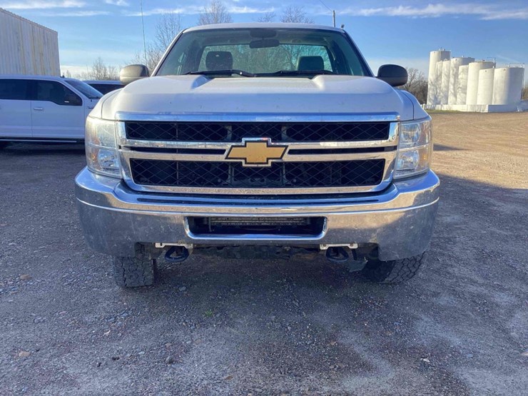 2013-chevrolet-silverado-2500-image-2