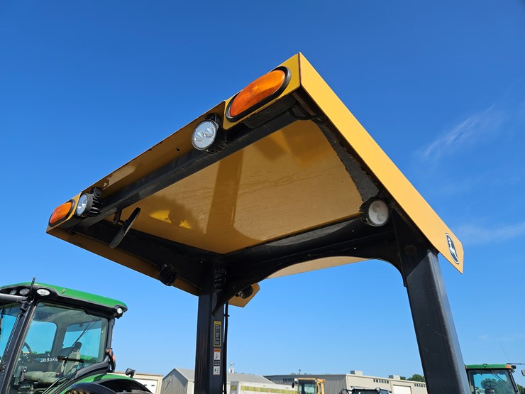 2018-deere-210l-image-8